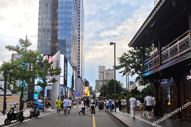 Modern Chengdu / 成都, Sichuan, China, Taikoo Li Shopping Are…