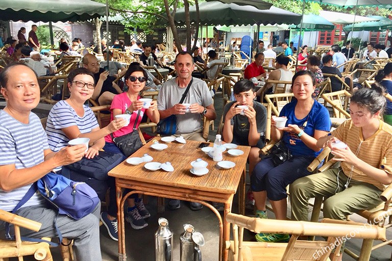 Our dear clients was experiencing Chengdu local living style in the People's Park