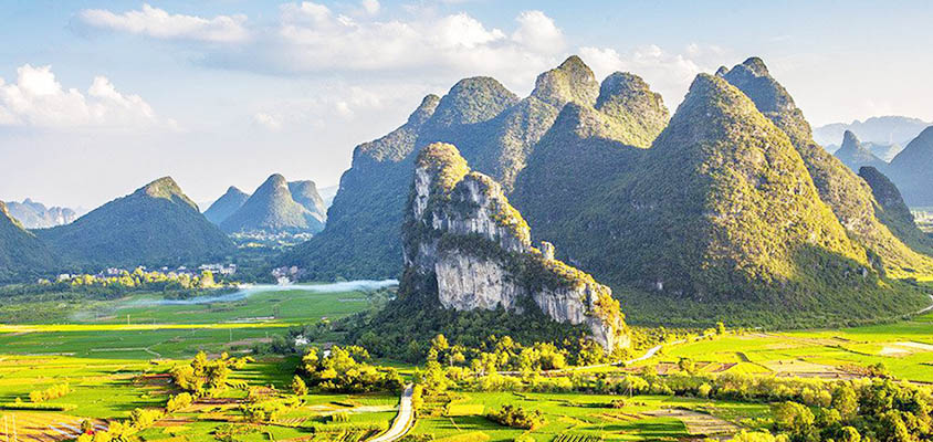 Idyllic Guilin Karst Scenery in Yangshuo of Guilin