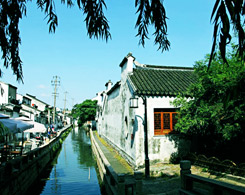 Stoll Leisurely along Pingjiang Road