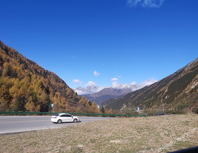 Driving to Mount Siguniang