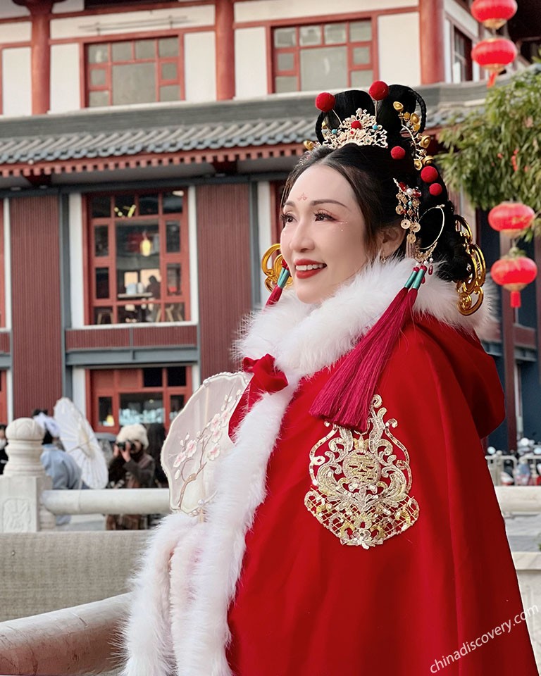 Elaborate Hanfu Hairstyling and Makeup