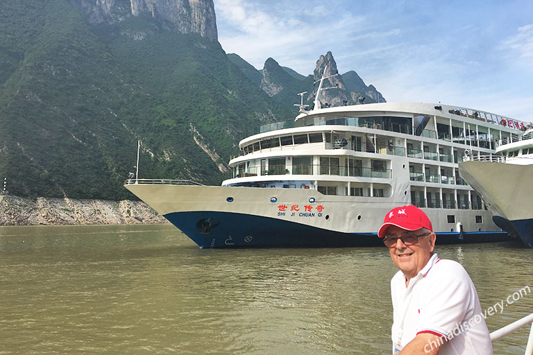Our customer Lone took a photo with a Yangtze River Cruise