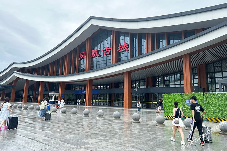 Fenghuanggucheng Railway Station