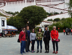 Our dear customer Awasthy from India visited Potala Palace in Tibet, tour tailormade by Leo