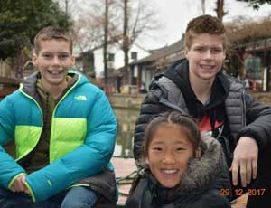 Our guest Amy and her family from Canada visited the Summer Palace, tour made by Wing